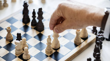 Eine Hand beim Schachspielen.