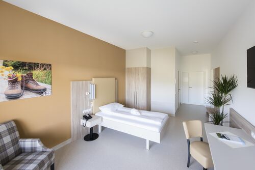 Komfortables Zimmer der Privatklinik St. Radegund