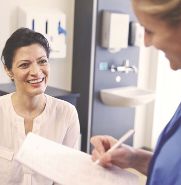 Lachende Patienten mit Pflegerin.