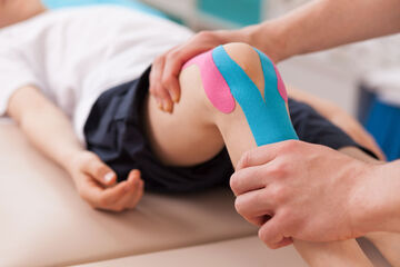 Getaptes Knie in Behandlung.