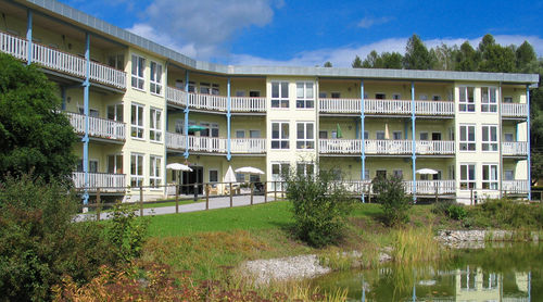Gebäude des Margarethenhof Voitsberg mit Teich davor.