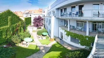 Grüner Garten der Privatklinik Leech.